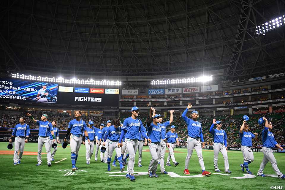 みずほPayPayドームのファンへ挨拶する選手たち04