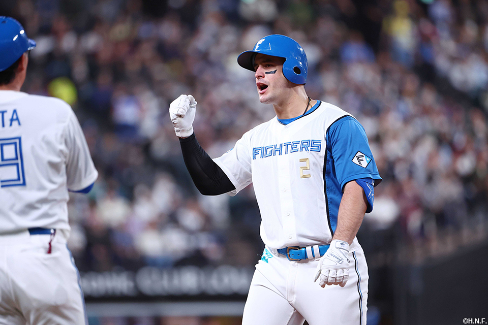 1回裏、センターへヒットを放ったマルティネス選手