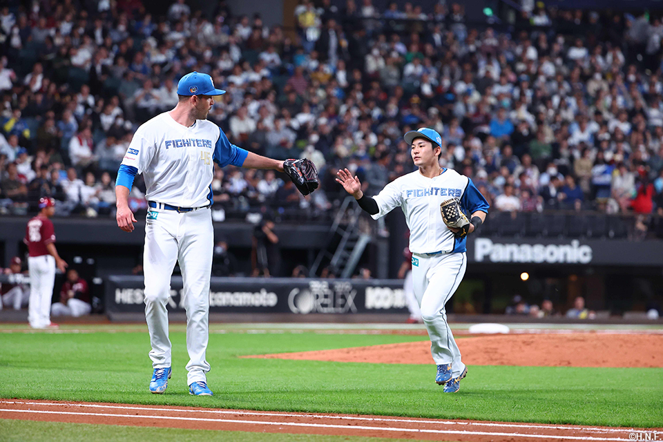 3回表を抑えたバーヘイゲン投手と水野選手