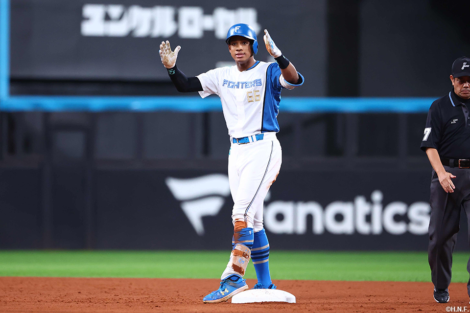 3回裏、ライトへ二塁打を放った万波選手