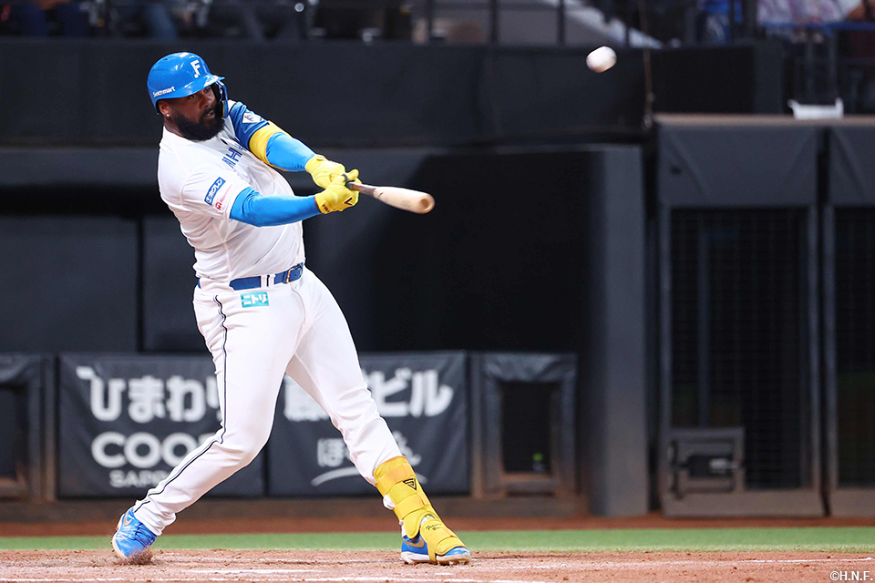 3回裏、バックスクリーンへ3ランを放つレイエス選手01