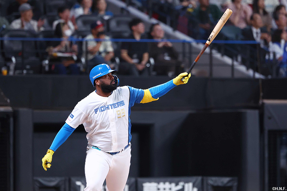 3回裏、バックスクリーンへ3ランを放つレイエス選手02