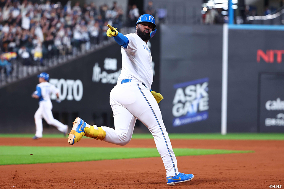 3回裏、バックスクリーンへ3ランを放つレイエス選手03