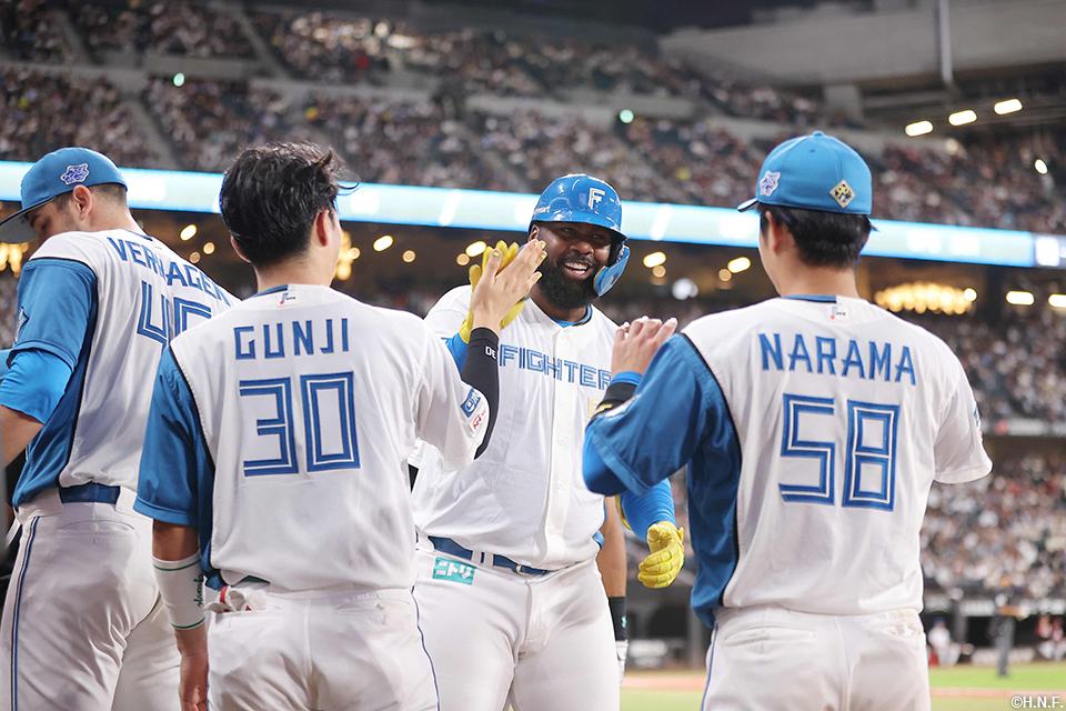 3回裏、バックスクリーンへ3ランを放つレイエス選手04