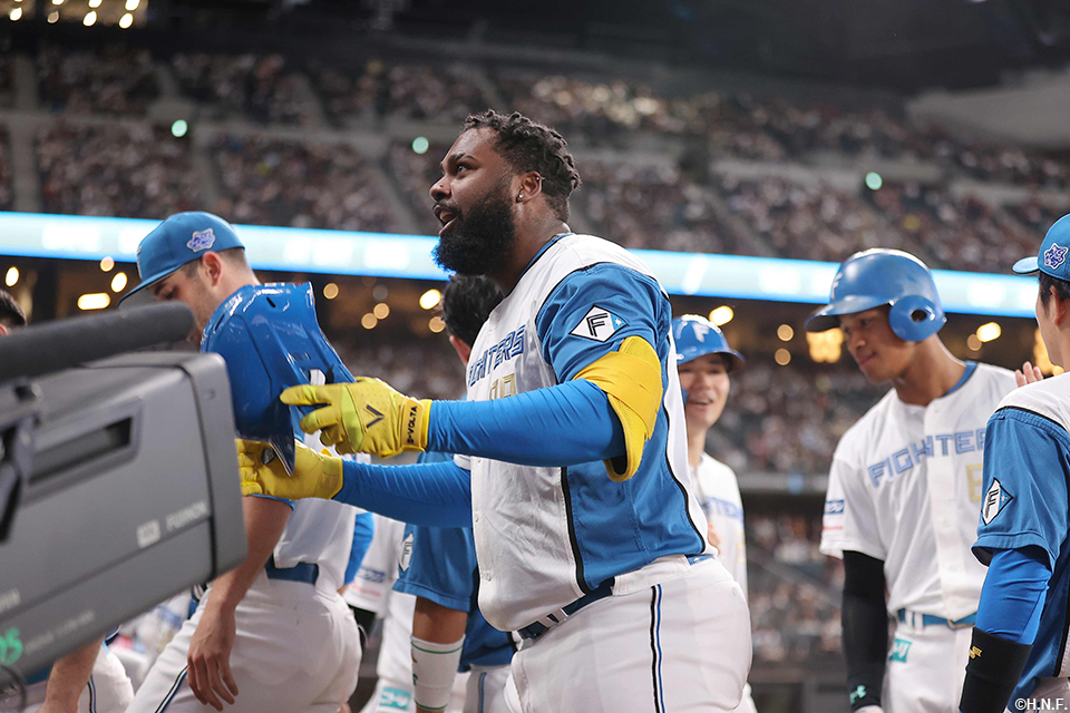 3回裏、バックスクリーンへ3ランを放つレイエス選手05