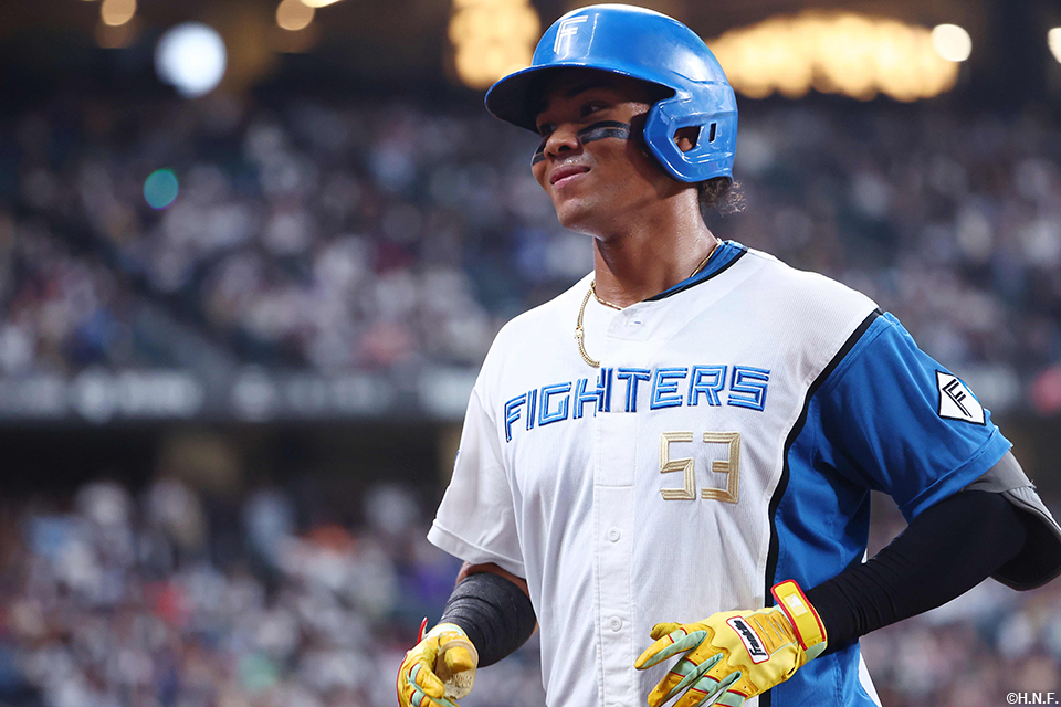 6回裏、センターへヒットを放った水谷選手