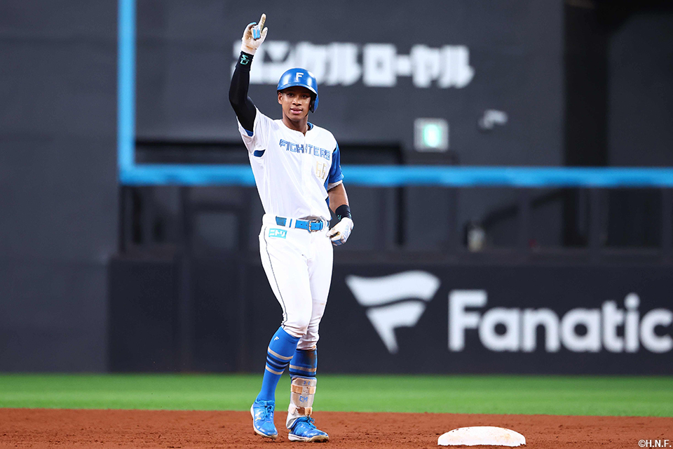 7回裏、レフトへ二塁打を放った万波選手