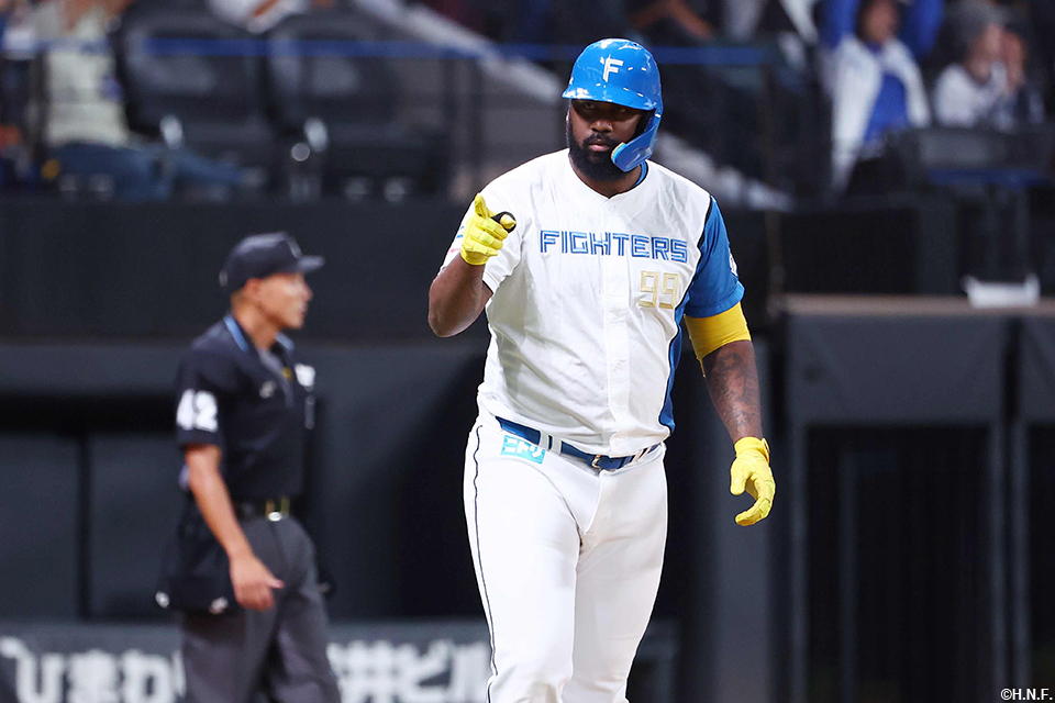 7回裏、この日2本目の3ランを放つレイエス選手01