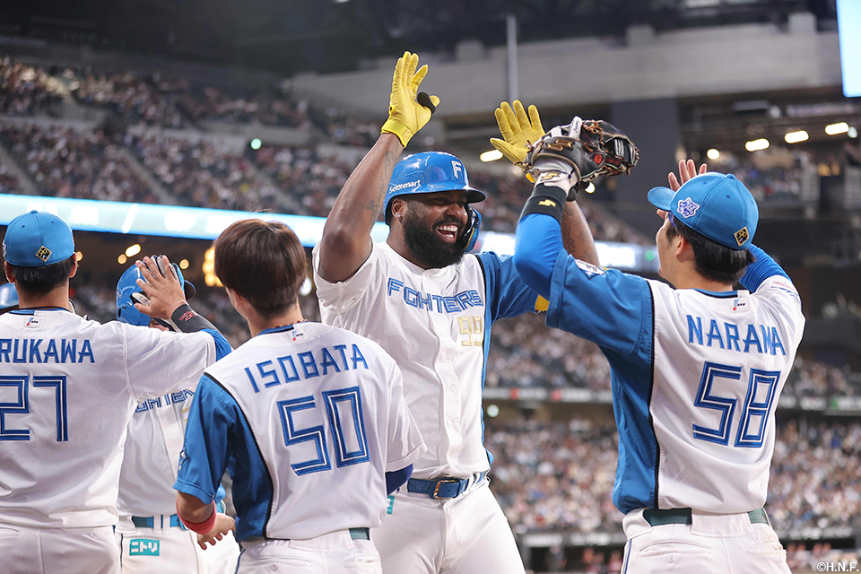 7回裏、この日2本目の3ランを放つレイエス選手02