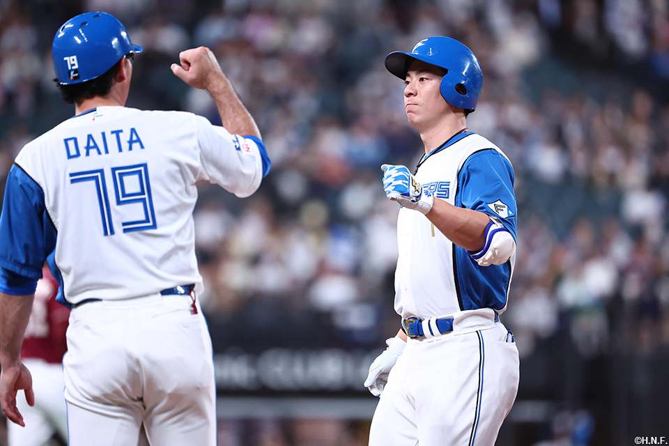 8回裏、ライトへヒットを放った松本剛選手