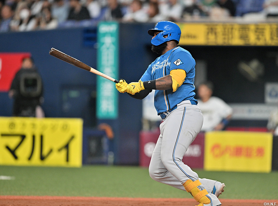 2回表、センターへヒットを放つレイエス選手01