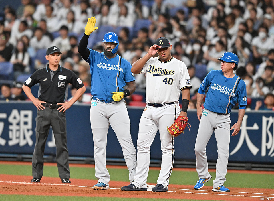 2回表、センターへヒットを放つレイエス選手02