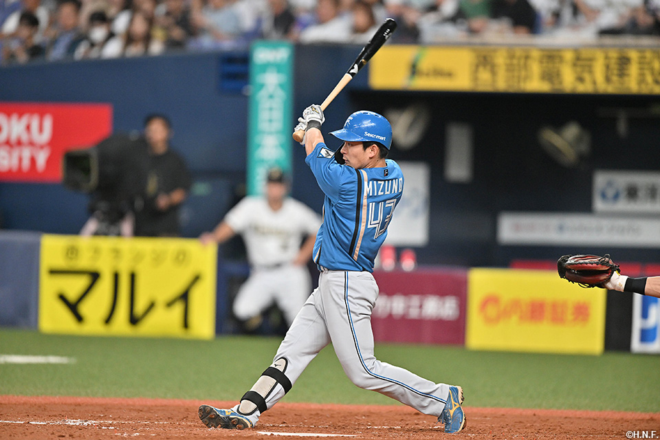 5回表、ライトへヒットを放つ水野選手