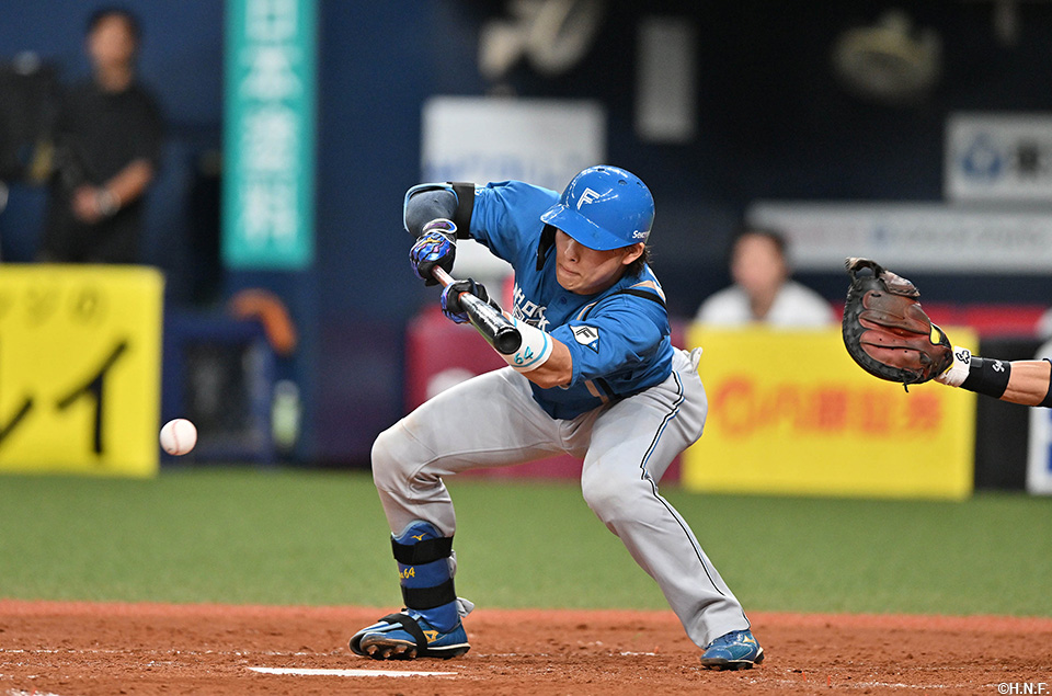 5回表、先制スクイズをきめる田宮選手