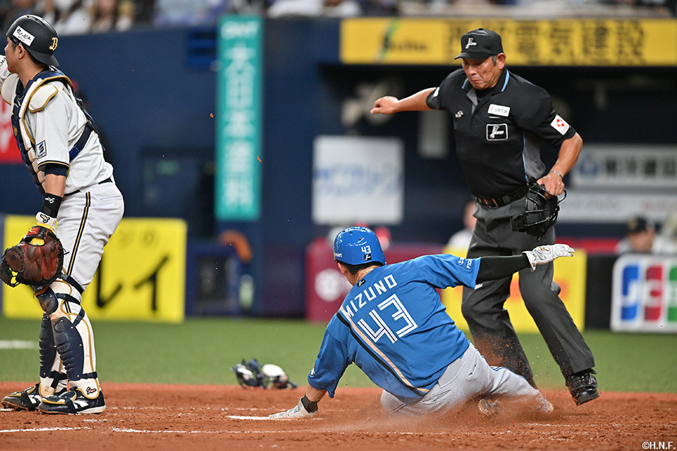 5回表、生還する水野選手