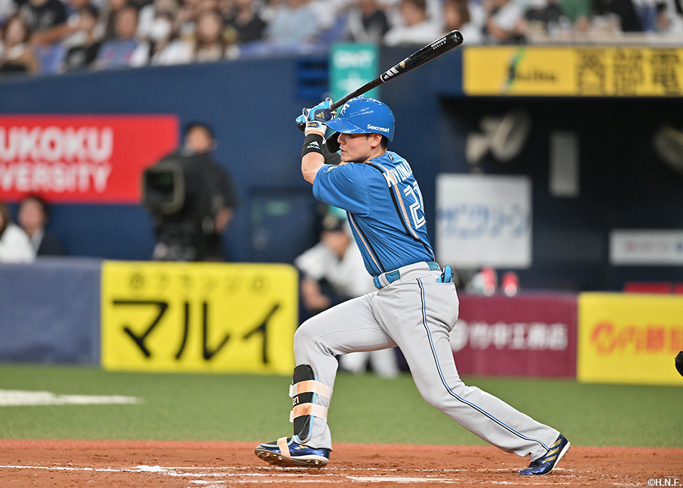 8回表、ライトへヒットを放つ清宮選手