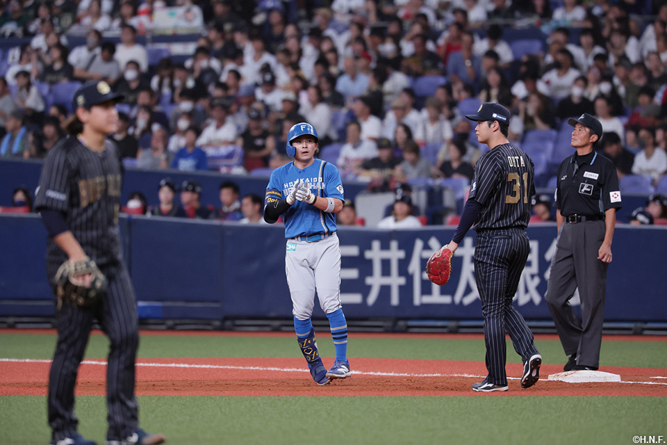 3回表、ライトへヒットを放った上川畑選手