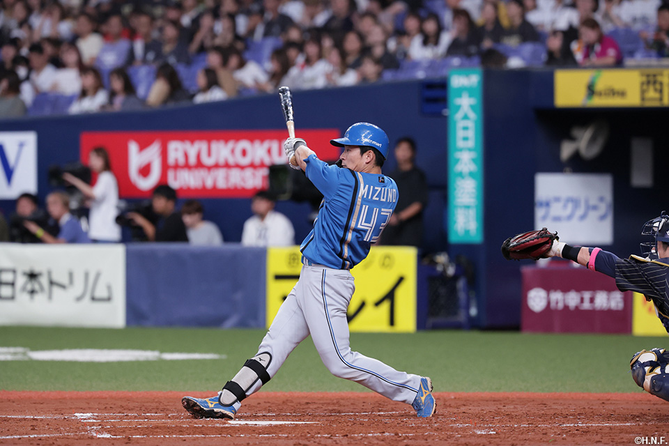 3回表、逆転2ランを放つ水野選手01