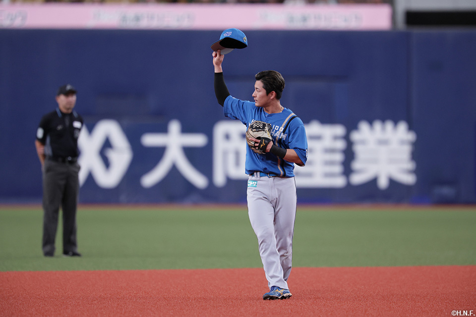 3回裏の守備につき、ファンの声援に応える水野選手