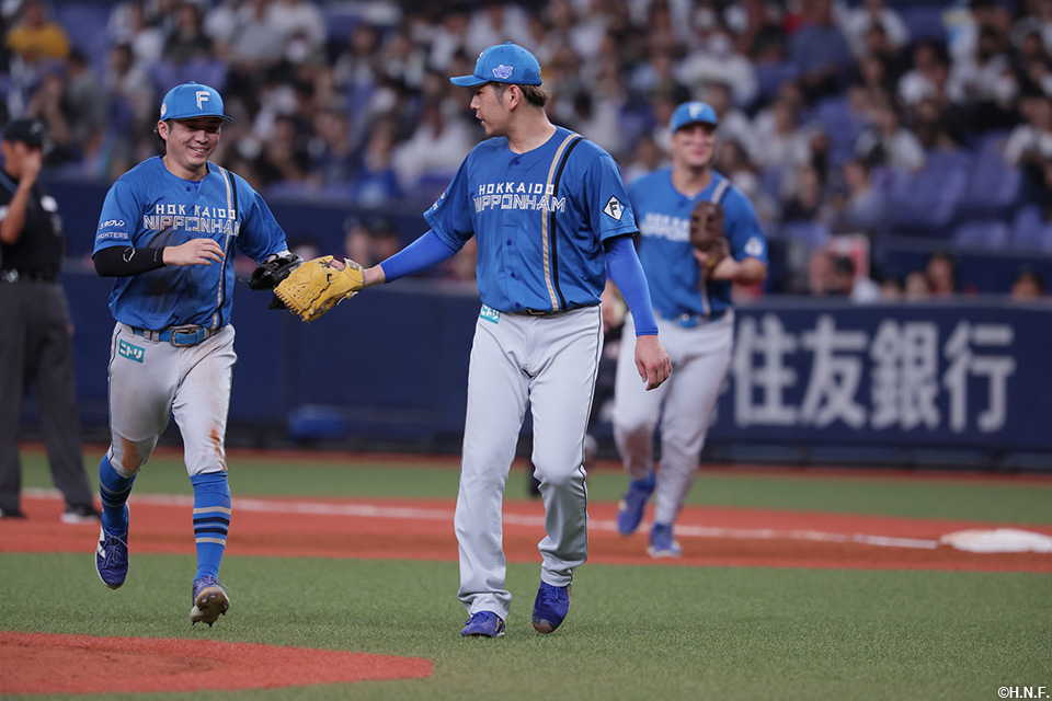 3回裏を抑えた加藤貴投手と上川畑選手