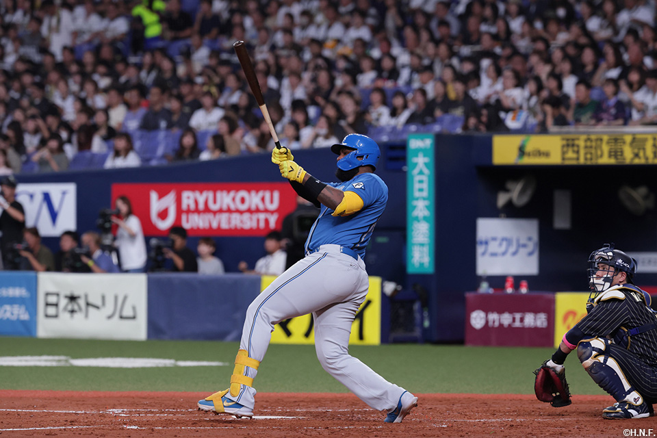 4回表、レフトへヒットを放つレイエス選手