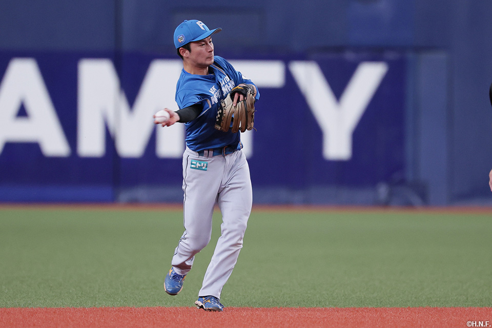 6回裏、好守をみせる水野選手