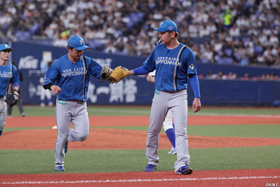 6回裏を抑えた加藤貴投手と水野選手