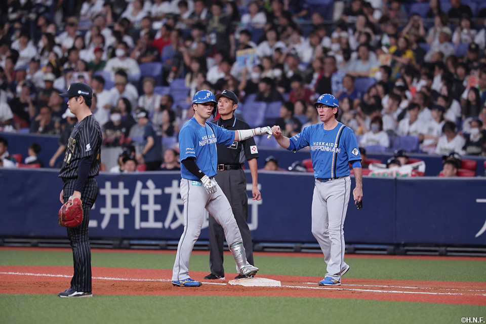 7回表、ライトへヒットを放った郡司選手