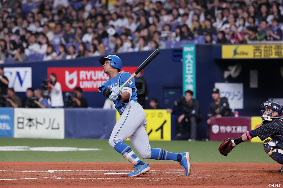 9回表、レフトへ二塁打を放つ万波選手01