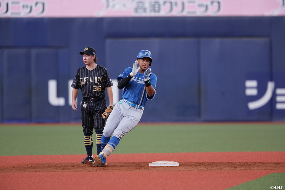 9回表、レフトへ二塁打を放つ万波選手02