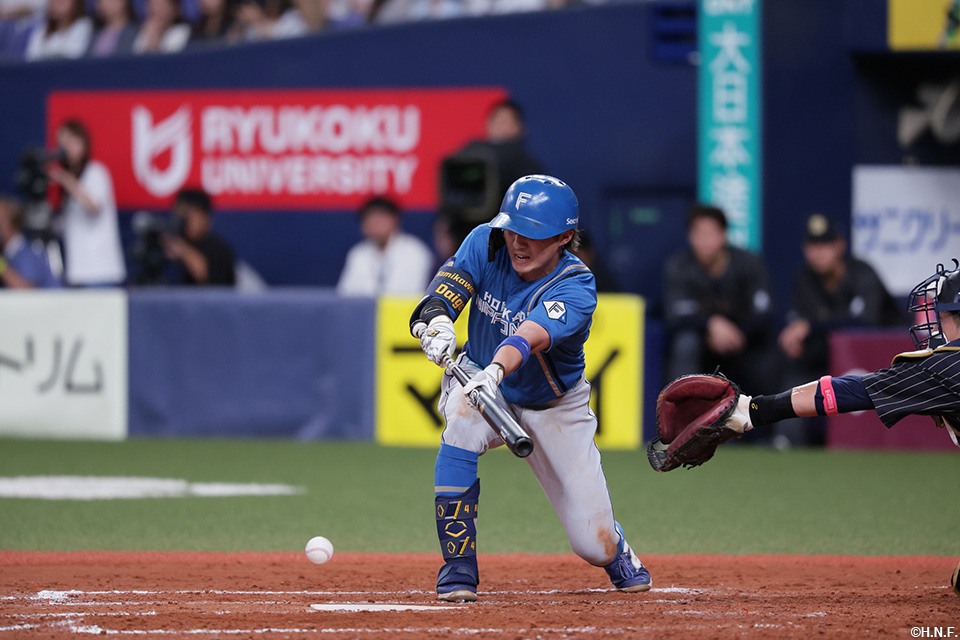 9回表、犠打を決める上川畑選手01