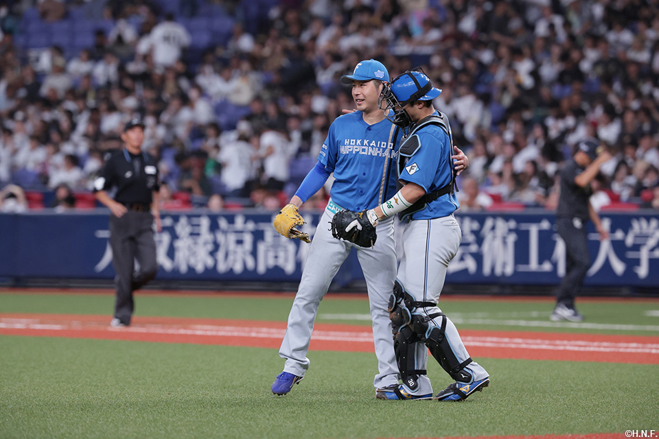 完投勝利の加藤貴投手と郡司選手のバッテリー