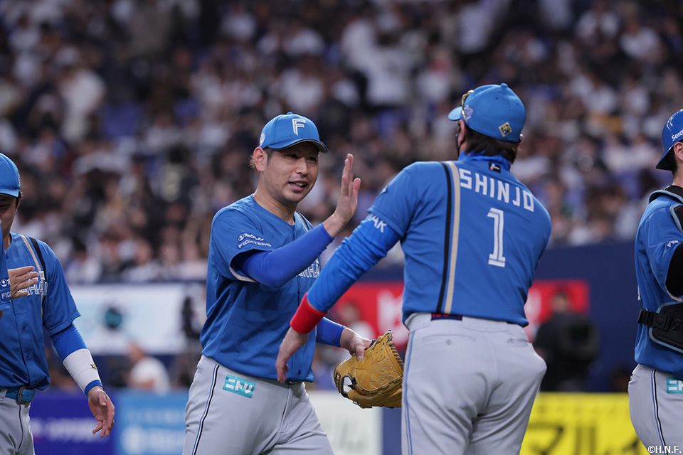 試合後の加藤貴投手と新庄監督