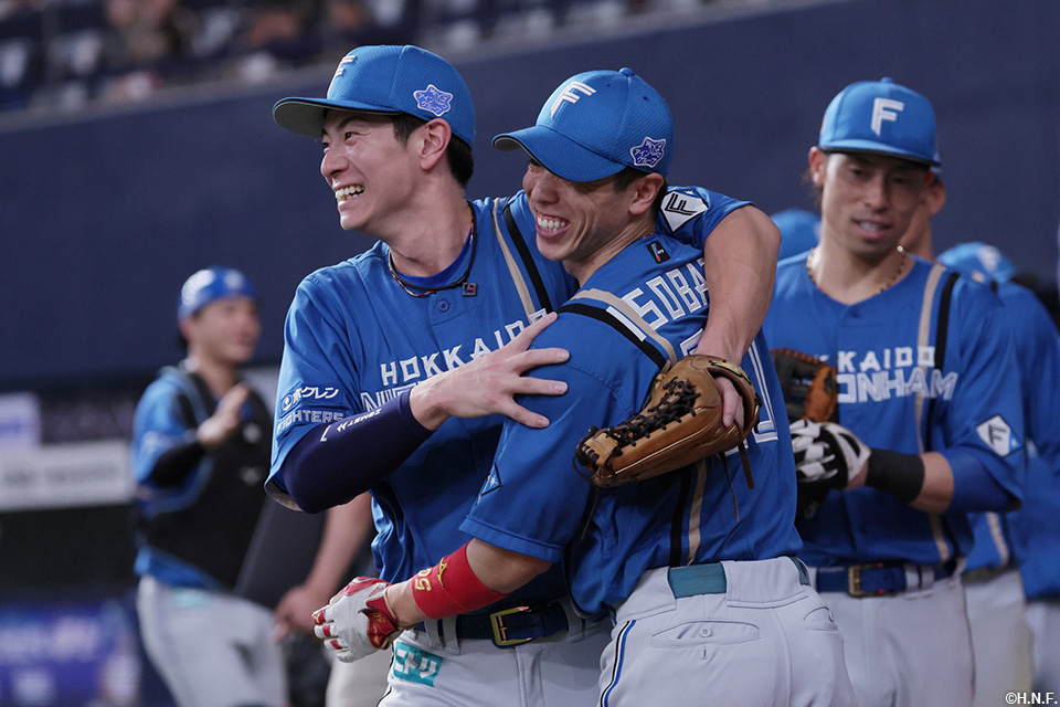 試合後の松本剛選手と五十幡選手
