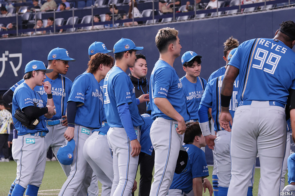 試合前、円陣を組む選手たち