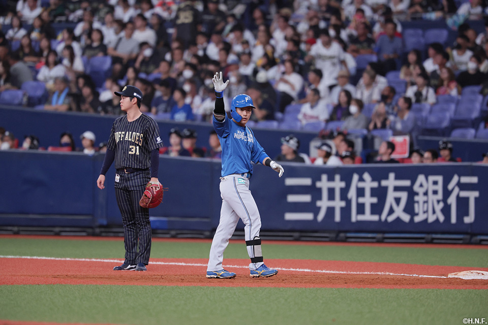 8回表、センターへヒットを放った水野選手