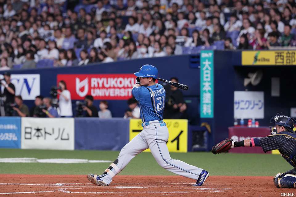 8回表、ライトへヒットを放つ清宮選手