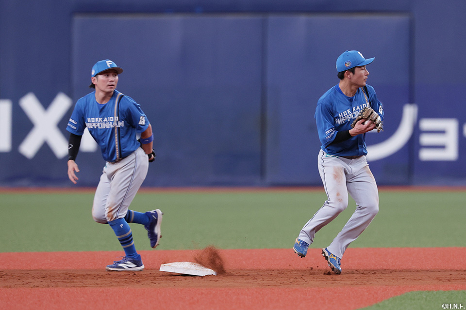 8回裏、併殺を完成させる水野選手と上川畑選手