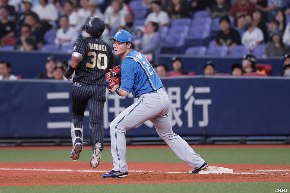 8回裏、送球を受ける清宮選手