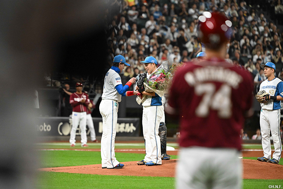 1回表、花束を受け取る鍵谷投手と新庄監督01