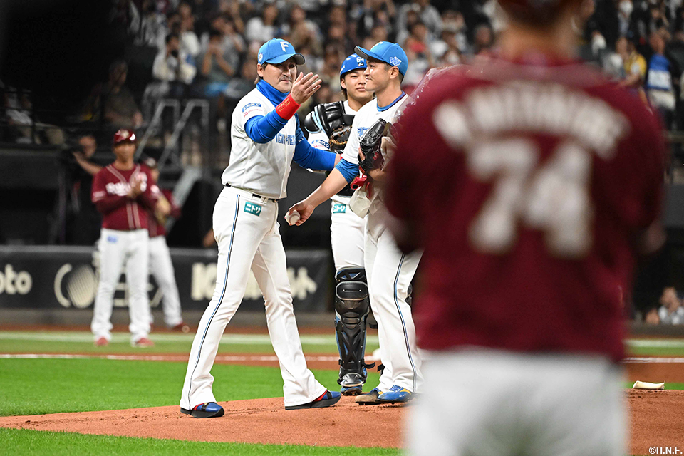 1回表、花束を受け取る鍵谷投手と新庄監督02