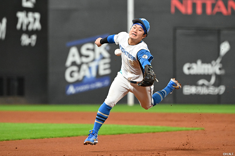 2回表、一塁へグラブトスする奈良間選手