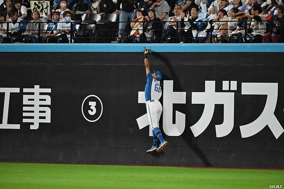 2回表、好守をみせる万波選手01