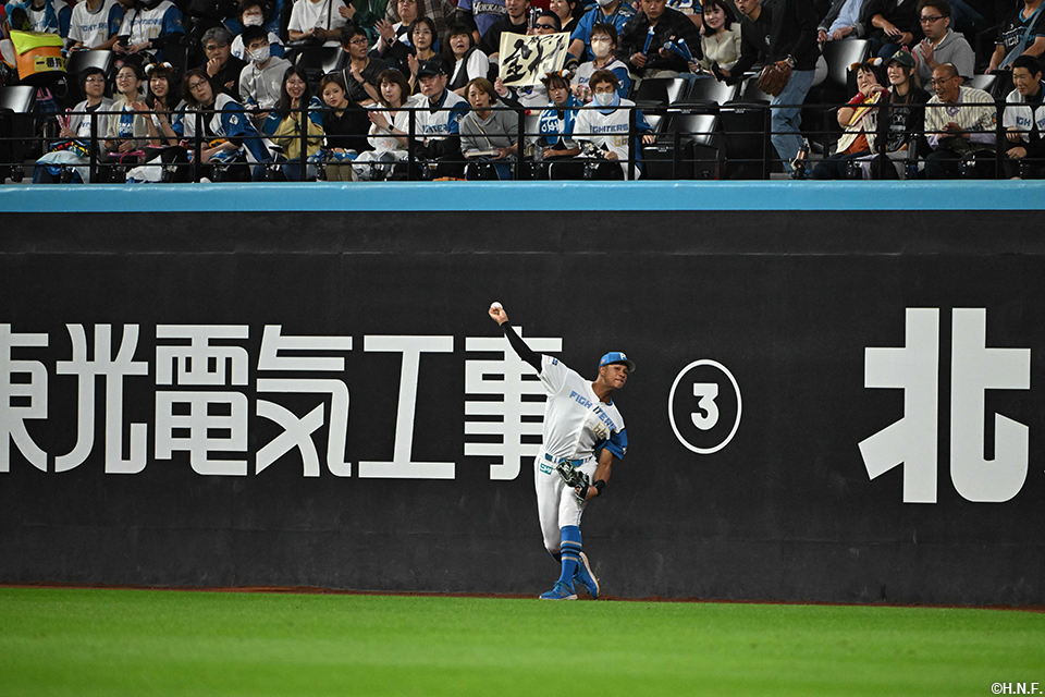 2回表、好守をみせる万波選手02