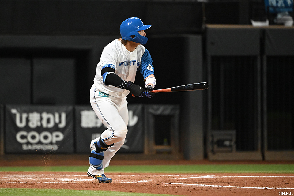 2回裏、レフトへヒットを放つ田宮選手01