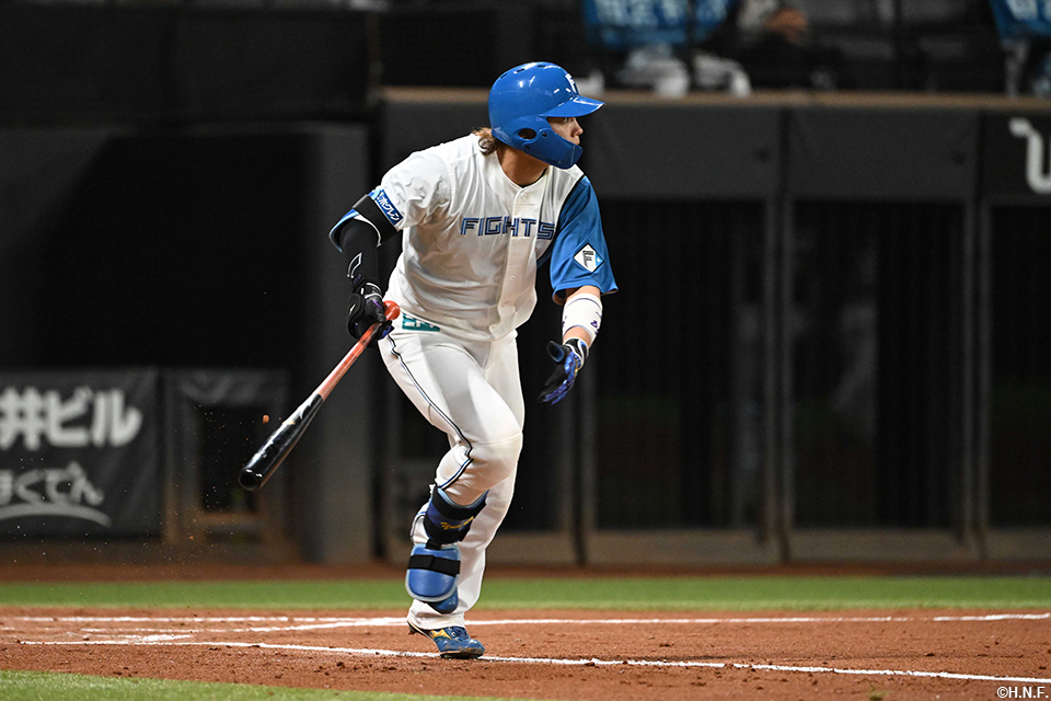 2回裏、レフトへヒットを放つ田宮選手02