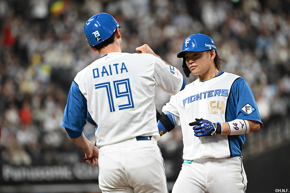 2回裏、レフトへヒットを放つ田宮選手03