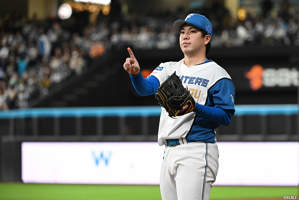 5回のマウンドに向け準備する金村投手01