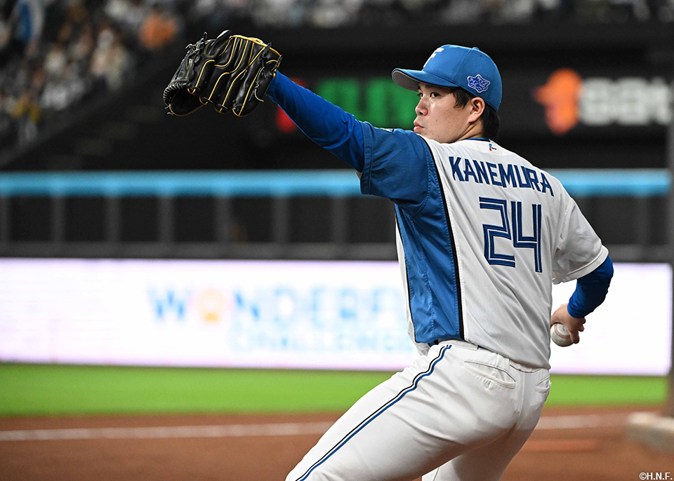 5回のマウンドに向け準備する金村投手02