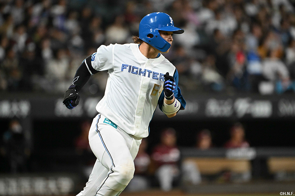 5回裏、レフトへヒットを放つ田宮選手01